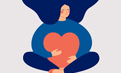 una donna in sovrappeso seduta con un grande cuore in grembo
