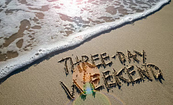 sebuah pantai dengan tulisan "akhir pekan 3 hari" tertulis di pasir