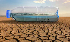 eine leere Wasserflasche in einer ausgedörrten Landschaft
