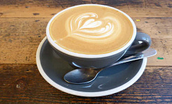 Wie man erstaunliche Baiser und perfekten Cappuccino macht