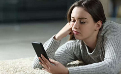 אישה צעירה משתמשת בטלפון החכם שלה