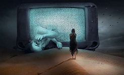 layar tv di padang pasir dengan seorang wanita berdiri di depan dan setengah jalan keluar dari layar