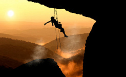 seorang wanita mendaki gunung, tergantung di udara
