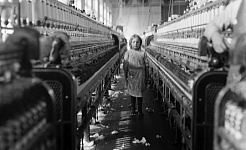 bir fabrikada çalışan genç kız