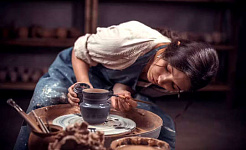 en kvinna som arbetar med sitt hantverk