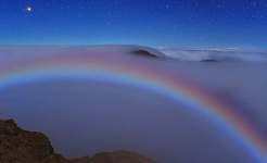 Mars and a Colorful Lunar Fog Bow," af Wally Pacholka