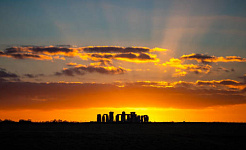 Foto: zonsondergang boven Stonehenge op 21 januari 2022, door Stonehenge Dronescapes