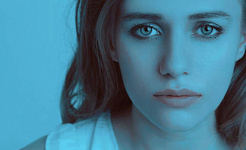 وجه امرأة ، مظلل باللون الأزرق ، تبدو حزينة