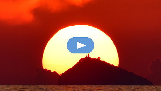 พระอาทิตย์ตกเหนือเกาะ Tino เมื่อวันที่ 27 สิงหาคม 2022