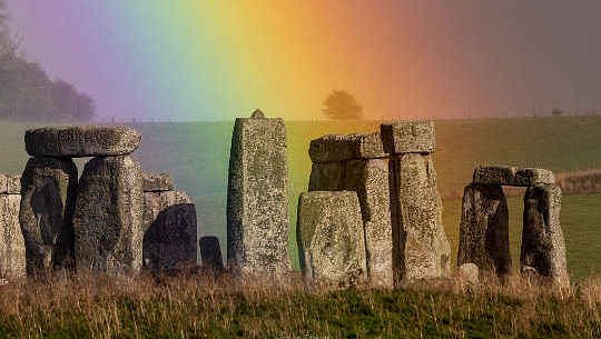 Arcobaleno su Stonehenge il 9 novembre 2022