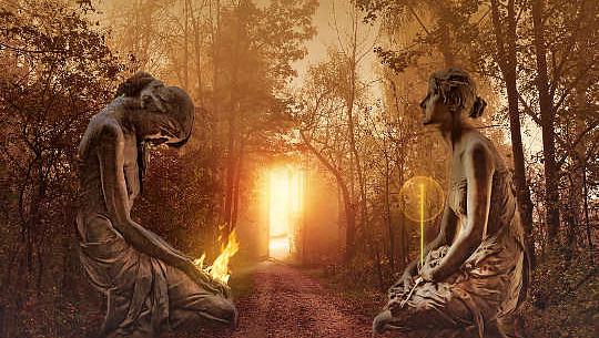 två figurer vända mot varandra i ett skogsområde framför en portal av ljus