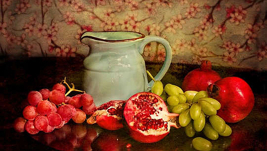 uma pintura de natureza morta de várias frutas frescas e um jarro de barro