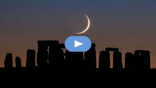 Croissant de lune se couchant sur Stonehenge
