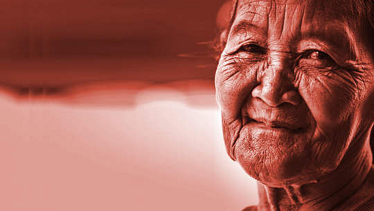 una anciana mirando con compasión y ternura