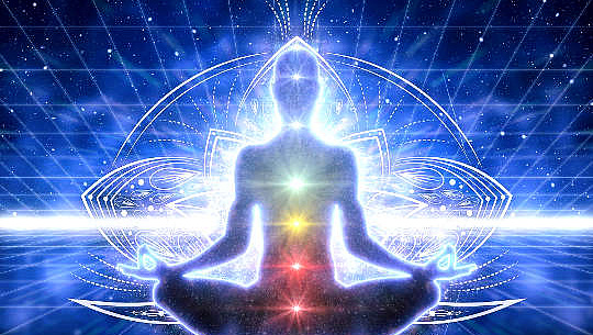 une personne en méditation avec des chakras éclairés et des lignes d'énergie autour du corps