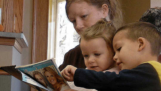 Mãe lê com as crianças. Diana Ramsey, CC BY