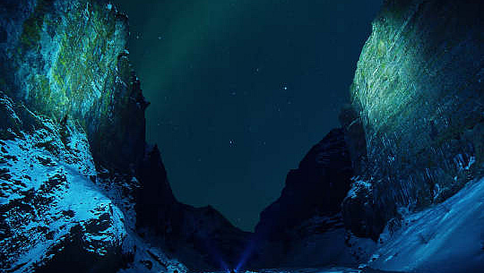 Aurora boreale vista da un canyon in Islanda