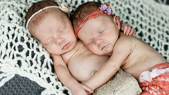 Bor tvillingarna längre eftersom de är så nära?