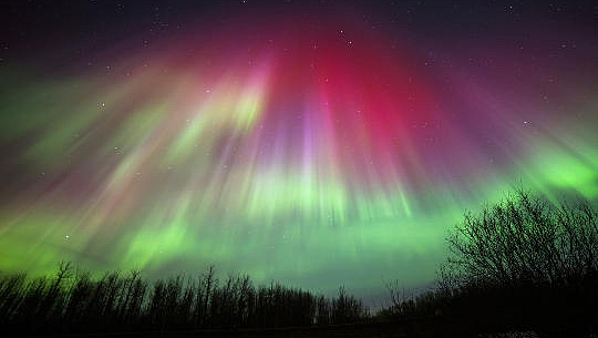 aurora boreal sobre Edmonton, Alberta (Canadá)