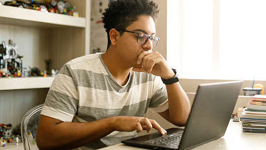 Comunidades online representam riscos para os jovens, mas também são fontes importantes de apoio