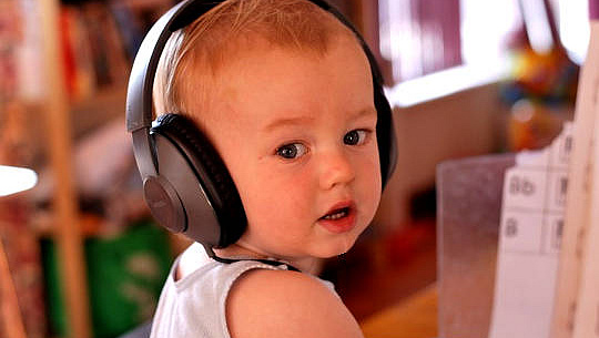 Como a música beneficia crianças em muitos níveis