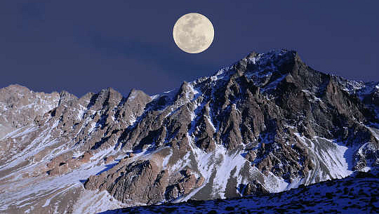 luna piena sopra una montagna