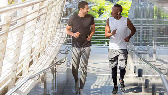 Doi tineri care fac jogging în haine de sport