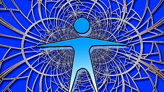 uma figura humana em pé com os braços abertos na frente de uma rede de círculos entrelaçados