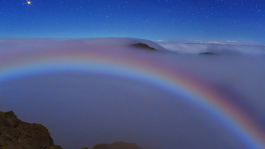 Mars i łuk z kolorowej księżycowej mgły" autorstwa Wally'ego Pacholki