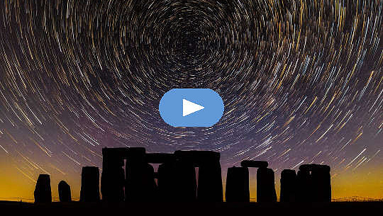 Tähtien polkuja Stonehengen yllä 16. kesäkuuta 2021. Kuva: Stonehenge Dronescapes.