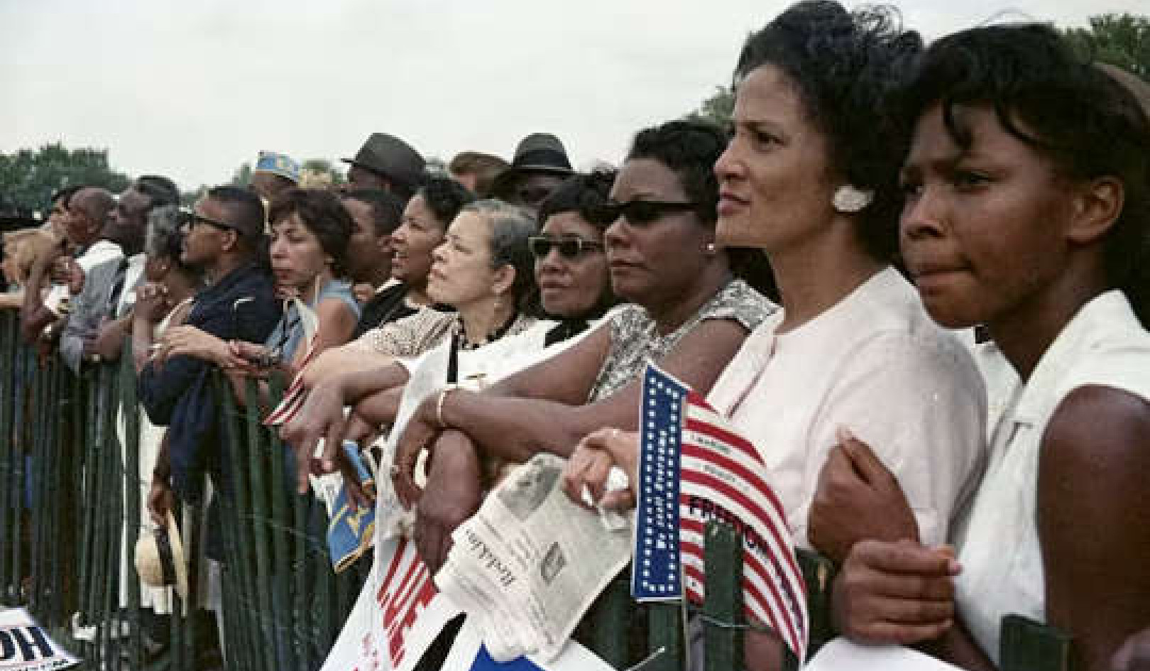 Wanita yang Berdiri dengan Martin Luther King Jr. dan Perubahan Sosial