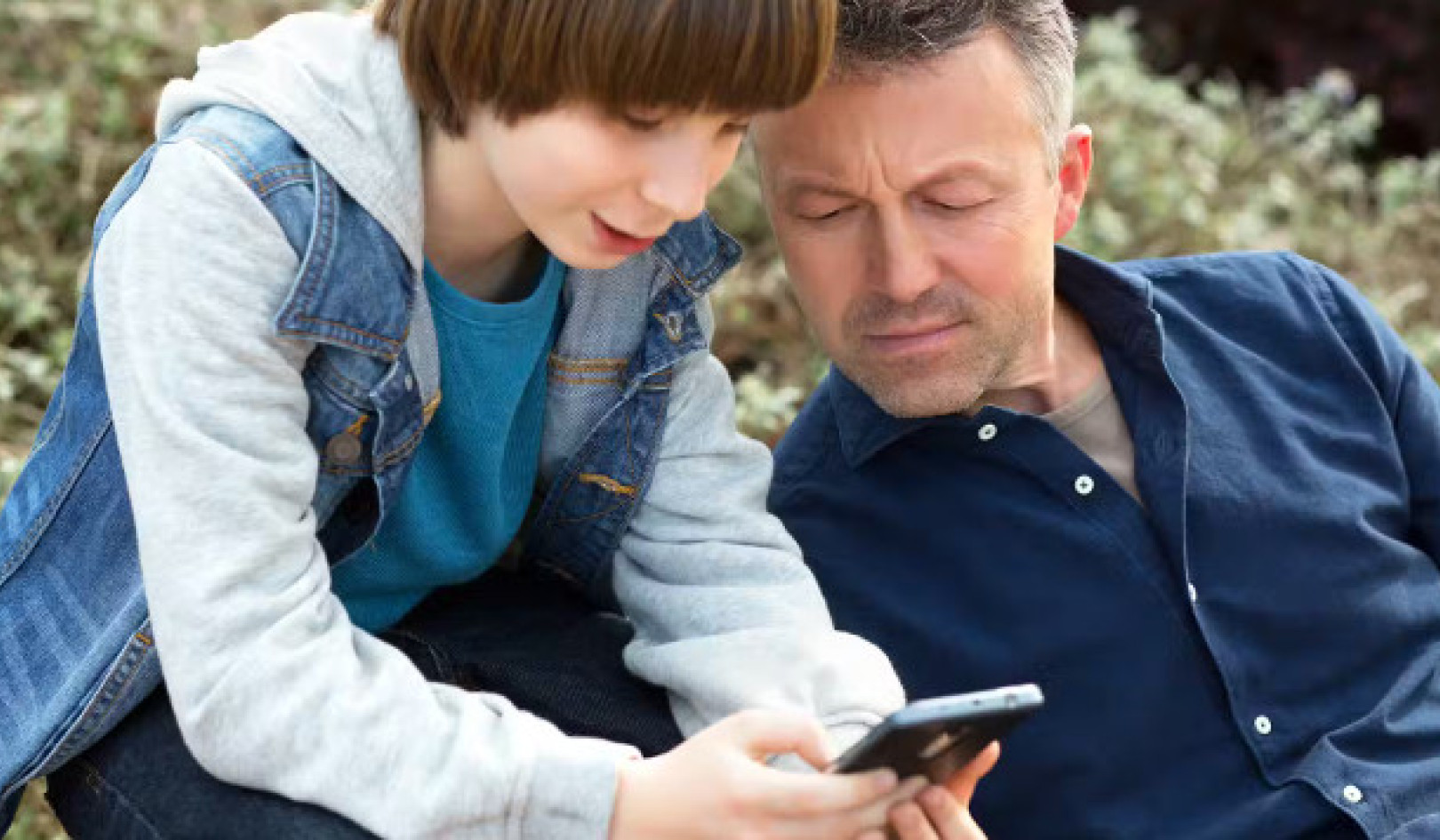 어린이를 위한 휴대폰: 적절한 연령과 안전의 균형 찾기