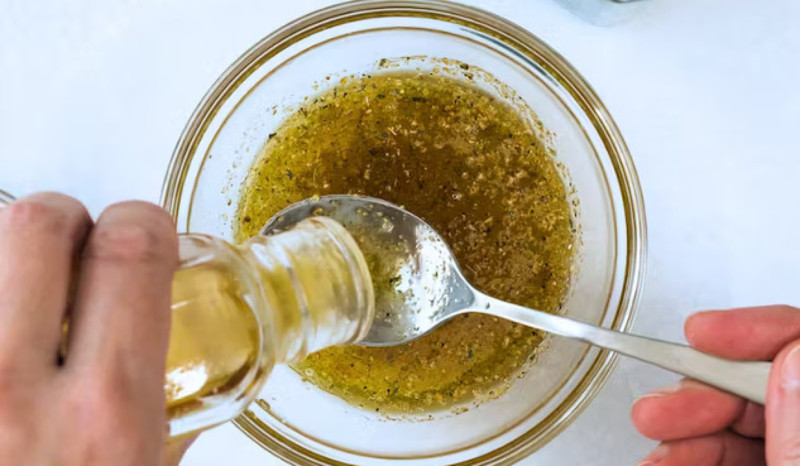 Il condimento perfetto per l'insalata: armonia di olio e acqua