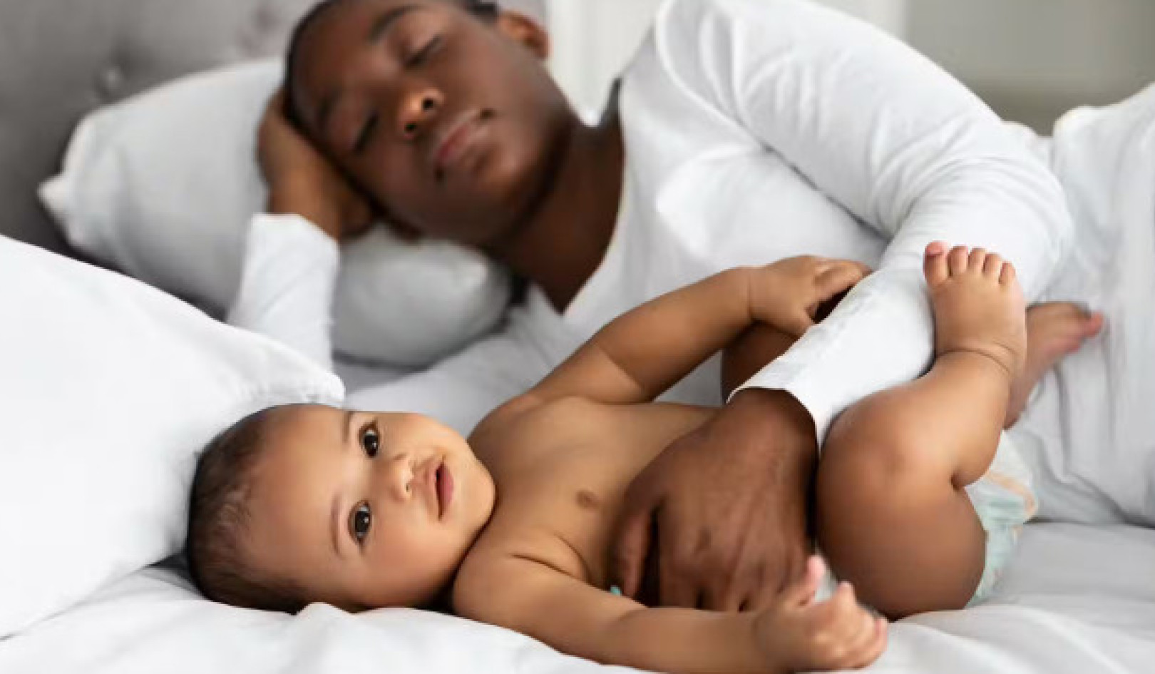 Forstå virkningen af ​​samsøvn på babyer og forældre