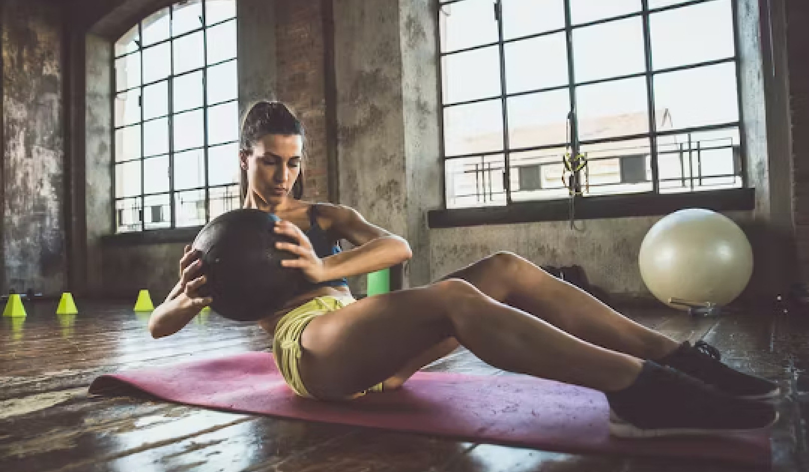 Utangaç Kız Egzersizleri: Spor Salonu Kaygısının Üstesinden Gelmek ve Kadınları Güçlendirmek