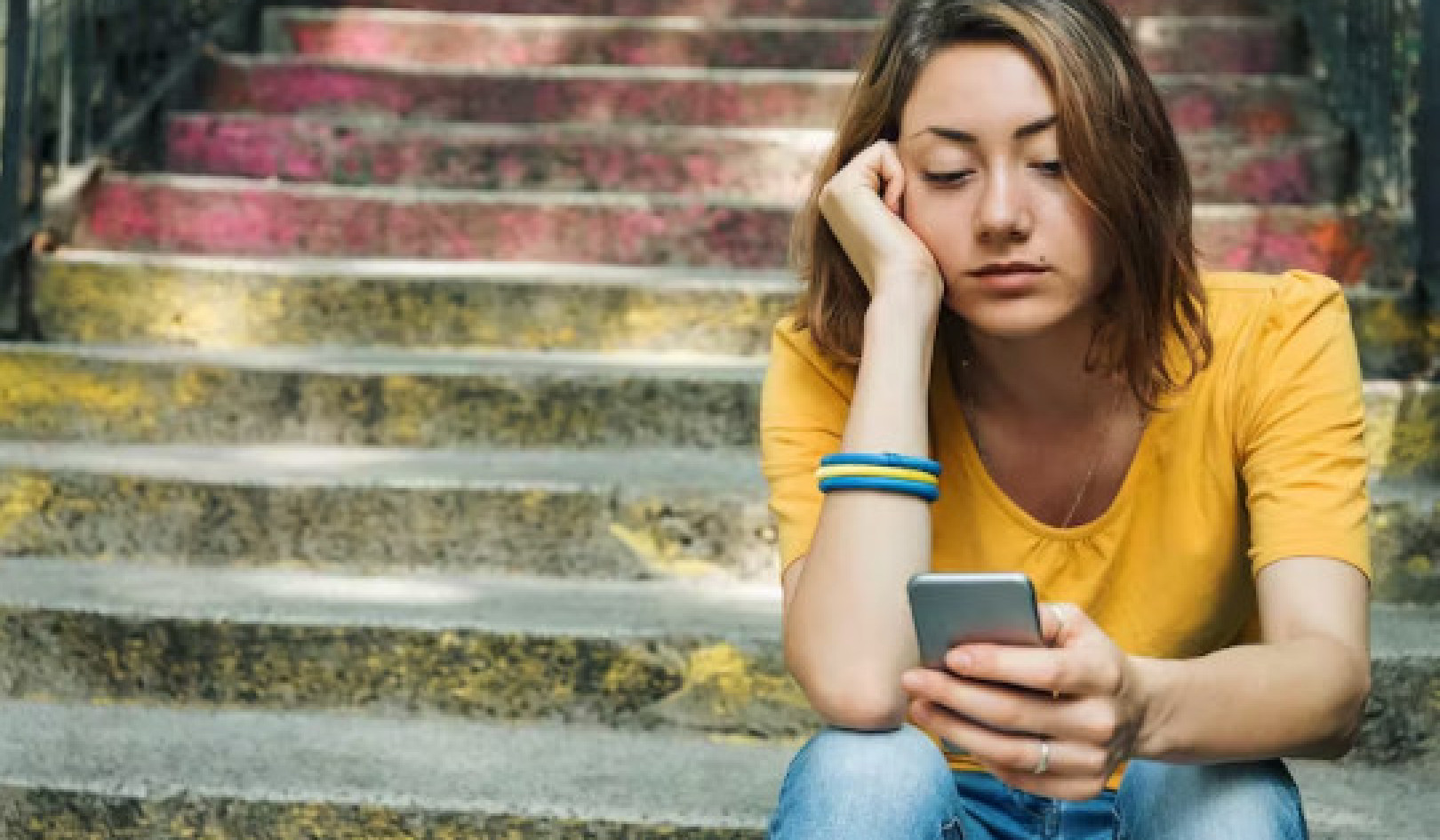 Sociala mediers inverkan på ungdomars mentala hälsa: Förstå länkarna och söka lösningar