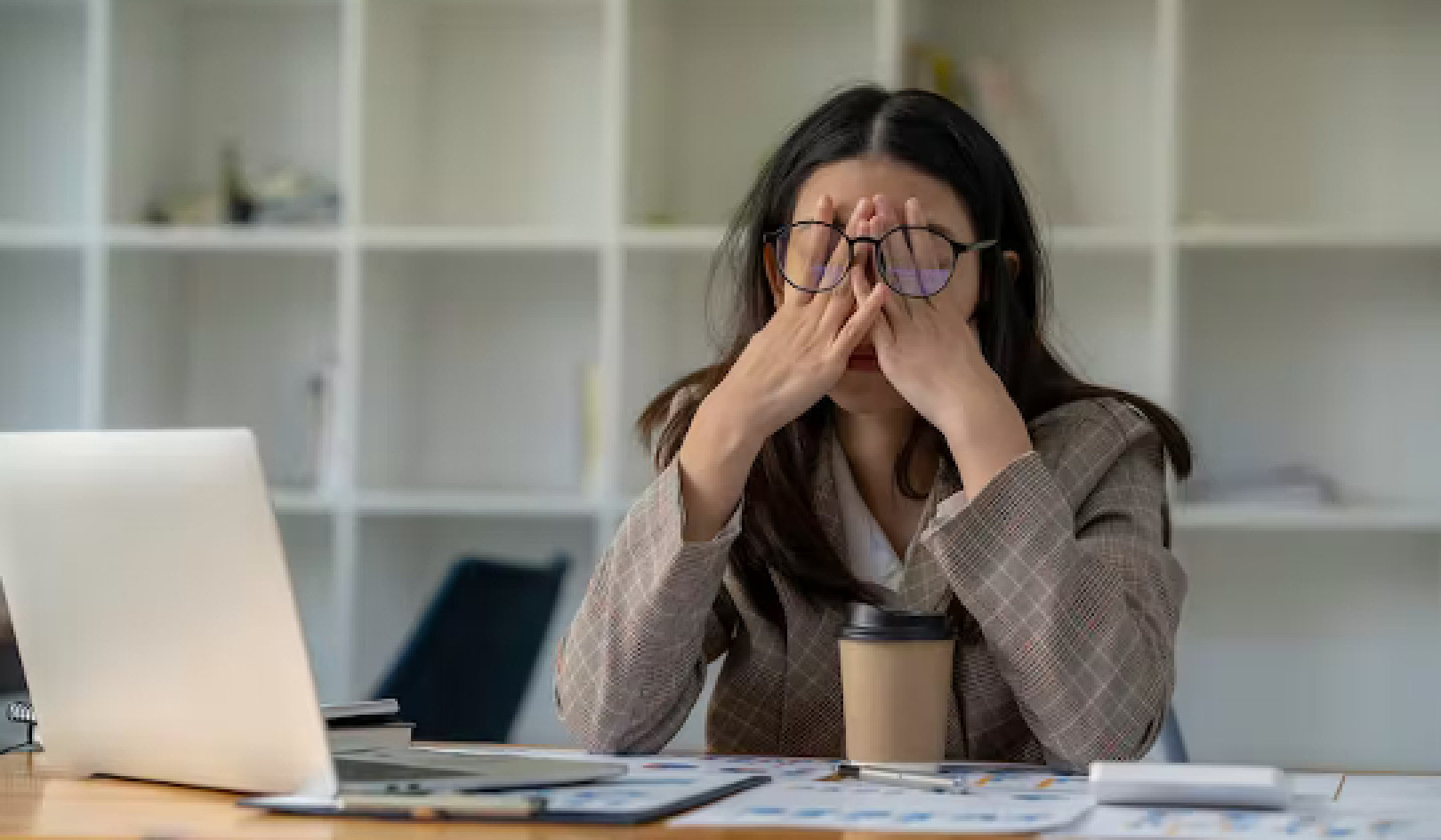 Πώς οι εργασίες γραφείου αλλάζουν τον εγκέφαλό σας και γιατί είναι τόσο κουραστικές