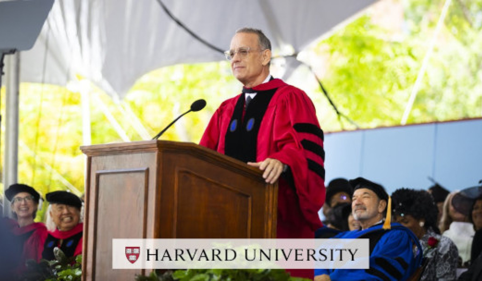 טום הנקס נותן השראה לבוגרי הרווארד לאמץ את האמת, הצדק והדרך האמריקאית