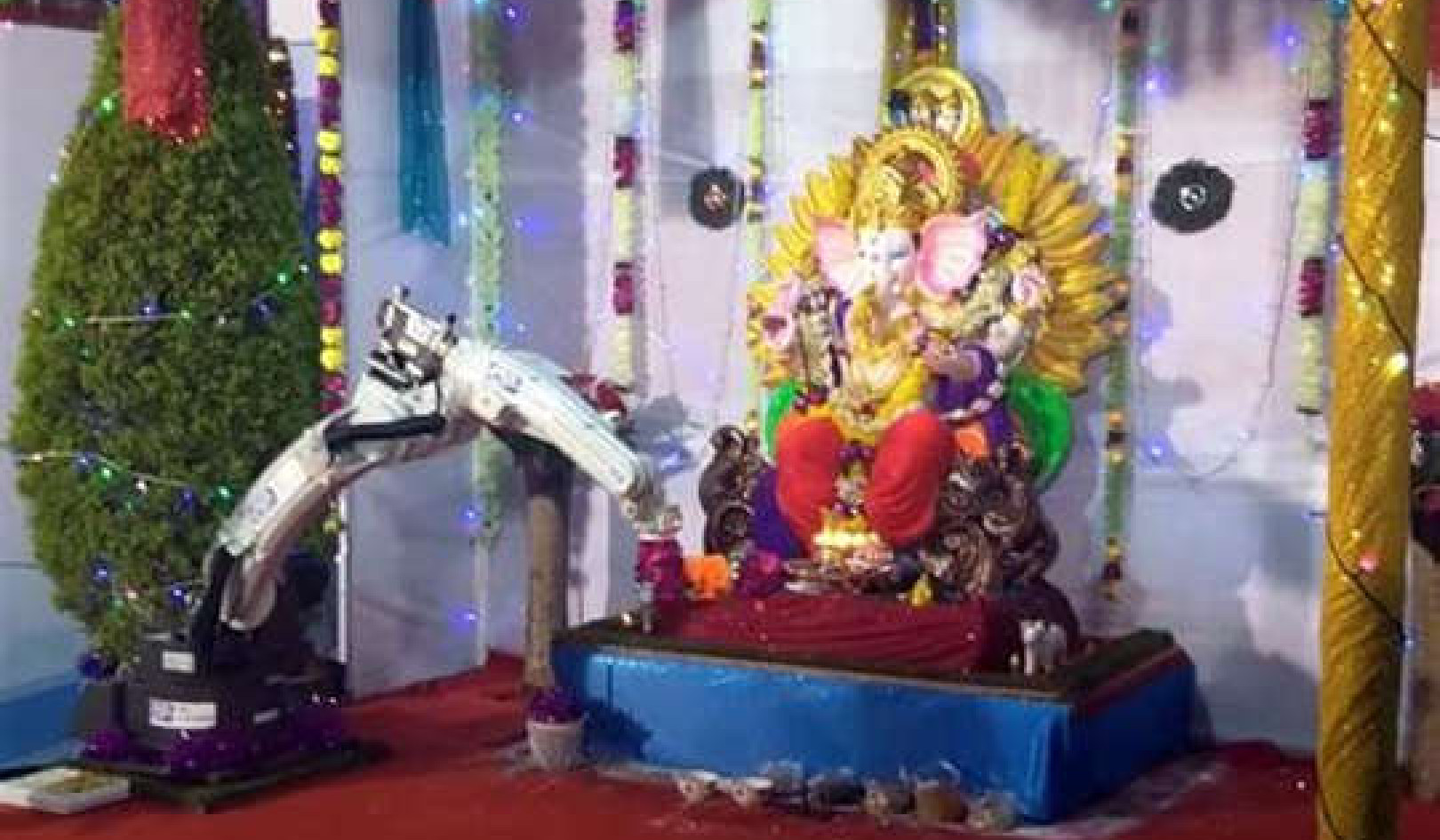 Có phải robot đang thực hiện các nghi lễ của đạo Hindu và thay thế những người thờ cúng?