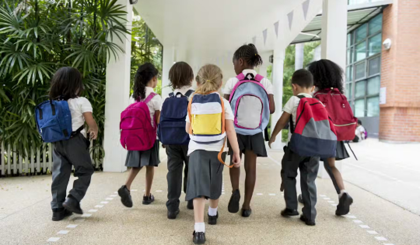 Τα παιδιά που γεννιούνται στο καλοκαίρι πρέπει να ξεκινήσουν το σχολείο αργότερα;