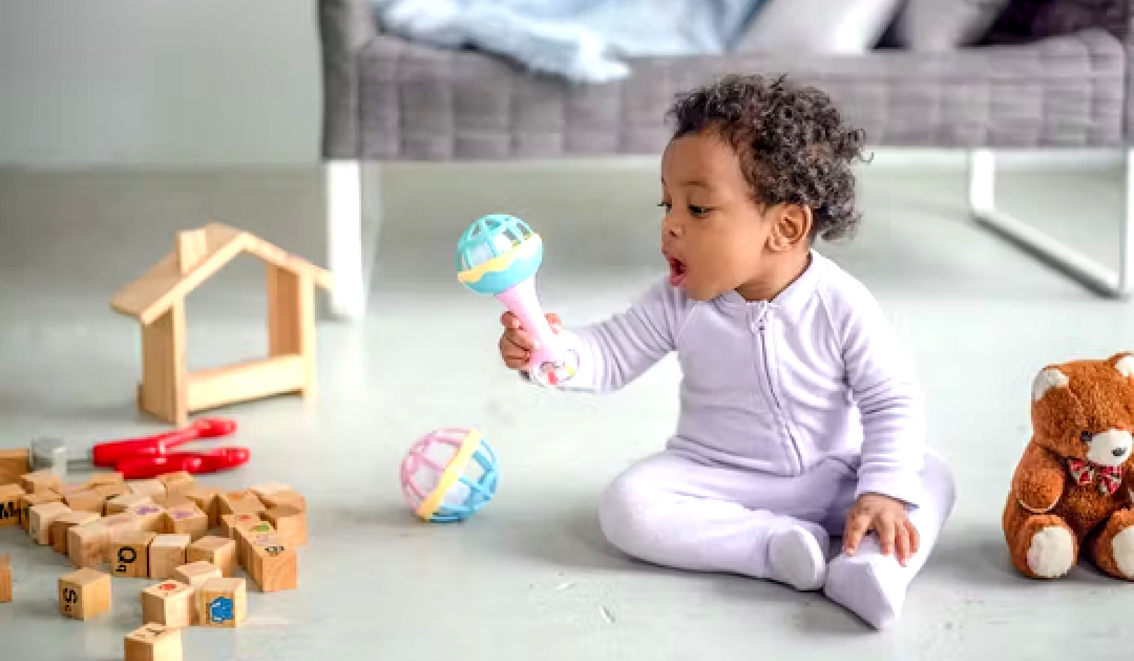 選擇合適的嬰兒玩具：以科學為依據的娛樂和發展技巧
