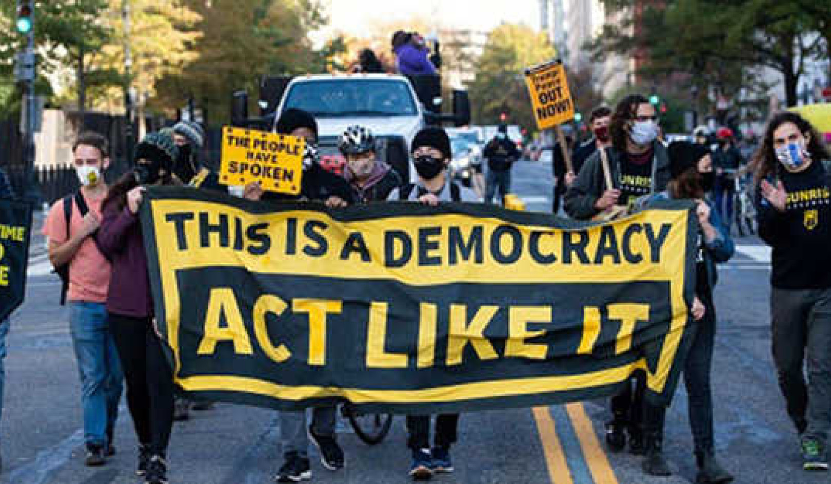 Ett delat Amerika söker moralisk klarhet i ett krig mot demokrati