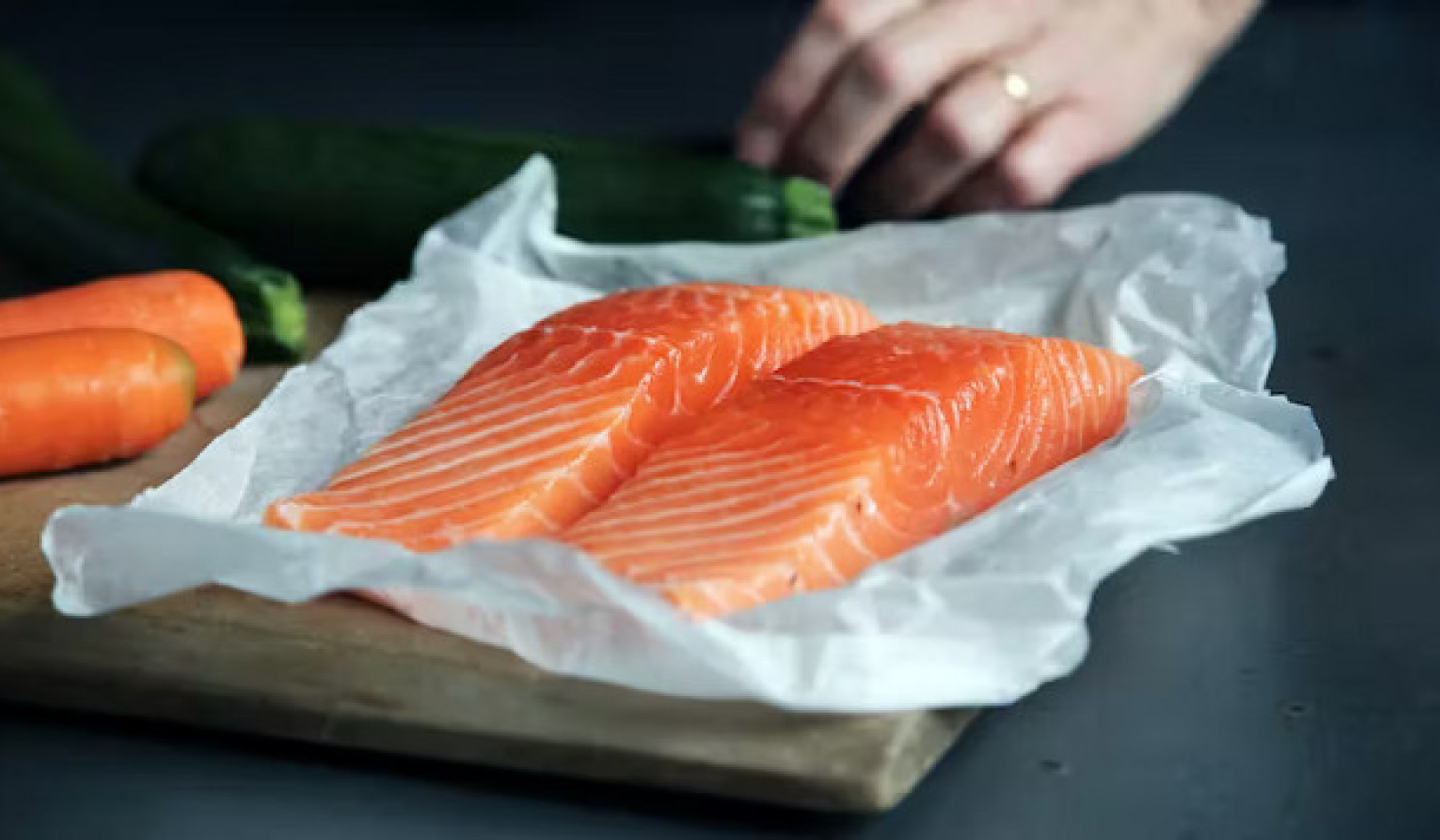 ข้อเท็จจริงน้ำมันปลา: อาหารเสริมมีประโยชน์พอๆ กับการรับประทานปลาหรือไม่?