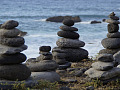 numerosas torres de piedra frente al océano