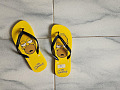 Ein Paar Flip-Flops auf weißen Fliesen. Bild von Mauro Segura von Pixabay.