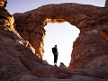 человек, стоящий в арке из натурального камня
