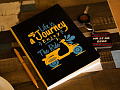 Um livro cuja capa diz: A vida é uma jornada -- aproveite o passeio. Imagem de Ashish Ahlawat do Pixabay.