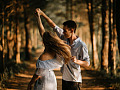 pasangan menari dan berputar-putar di luar di alam