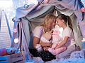 mère et fille assises joyeusement dans un « fort » fait de draps