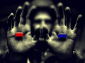 un homme présentant deux mains... l'une avec une pilule rouge, l'autre la pilule bleue